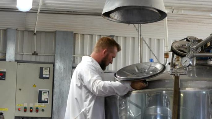 技术人员检查麦芽炊具的啤酒生产