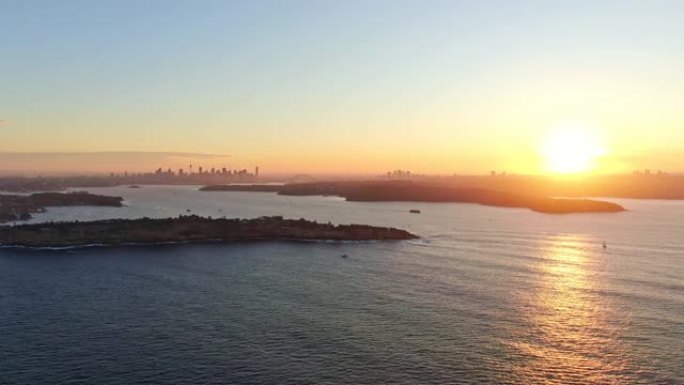 日落前悉尼港地区令人惊叹的空中无人机夜景。前景为南头和屈臣氏湾，背景为海港大桥的悉尼天际线。