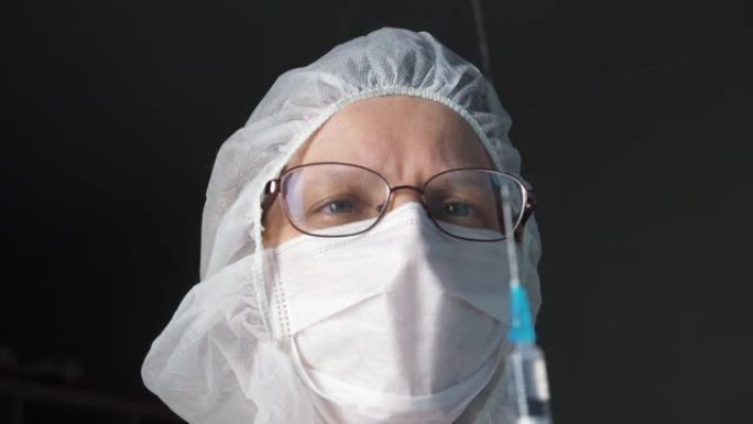 戴COVID疫苗的口罩护士。女医生用注射器准备做注射。医疗保健技术。药物。临床研究者冠状病毒治愈。病