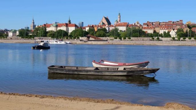 华沙城市天际线，维斯瓦河上有船