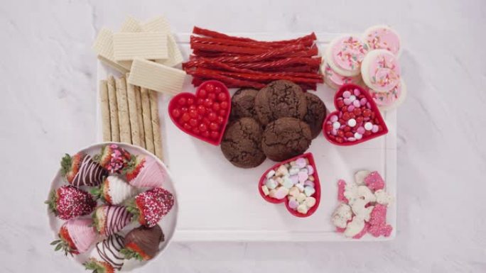 情人节安排奶酪板和糖果和饼干。