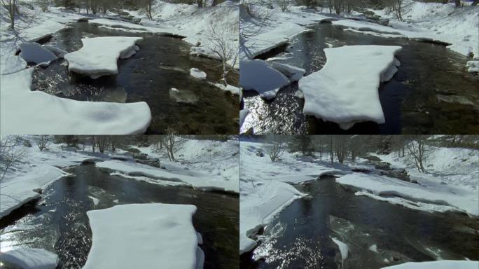 这条河从冰面上开了出来。森林河上的春天融雪。灿烂的阳光和融化的水流充满了河水。溪流杂音。