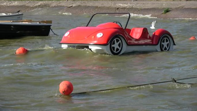 海岸附近海浪上的汽车形状的塑料船