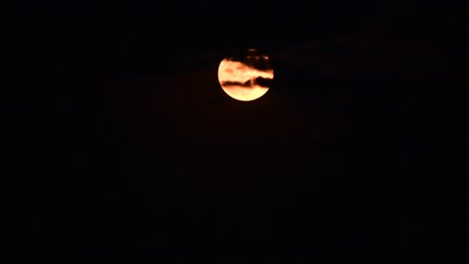 月亮和云流夜晚天空圆圆的月亮无言密布