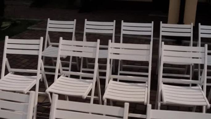外面开会的许多白色椅子