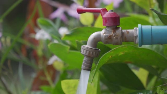 从水龙头打开水