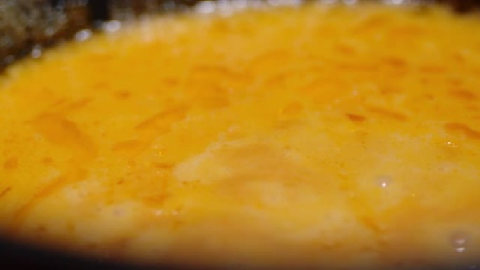 沸腾的奶酪火锅缓慢旋转。