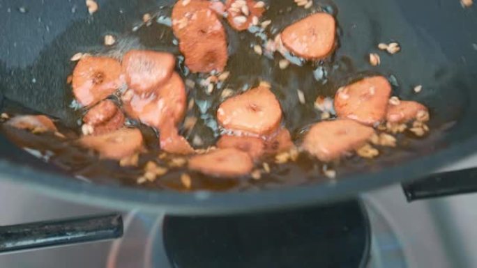 将切成薄片的大蒜炒到锅中，直到金黄酥脆，使蒜片变成4K。