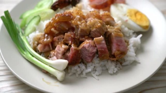米饭上的脆皮猪肚盖浇饭营养餐唯美餐盘