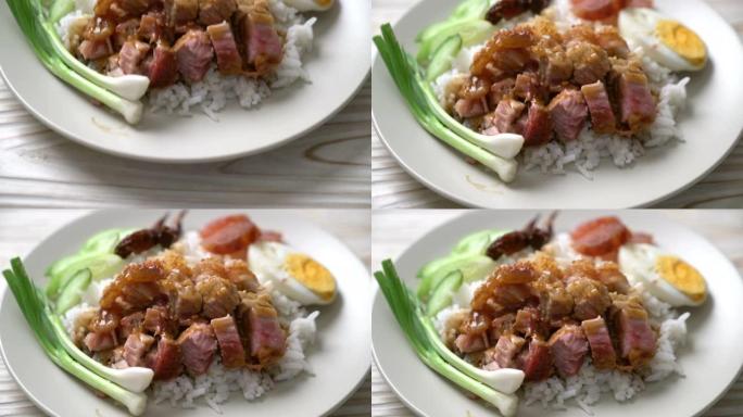 米饭上的脆皮猪肚盖浇饭营养餐唯美餐盘