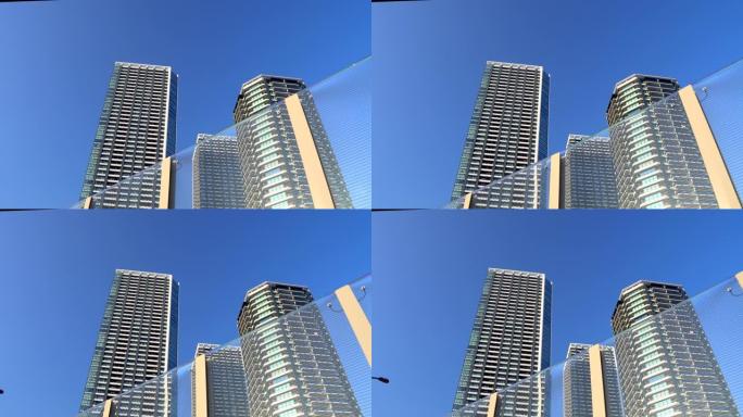 蓝天背景下的现代高层公寓楼。