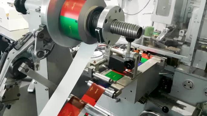 在德国一家巧克力工厂上机器印刷彩色糖果包装纸。