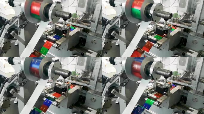 在德国一家巧克力工厂上机器印刷彩色糖果包装纸。