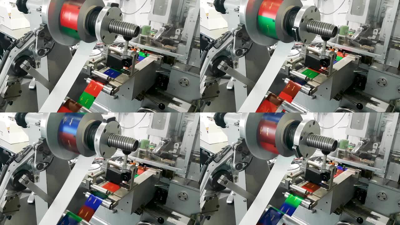 在德国一家巧克力工厂上机器印刷彩色糖果包装纸。