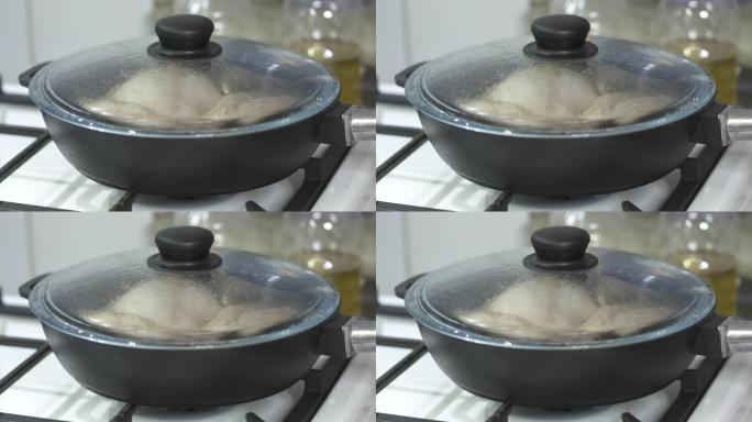 用带玻璃盖的铸铁煎锅做煎锅鸡腿。
