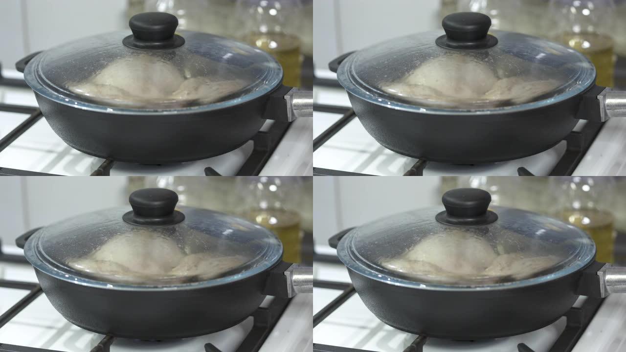 用带玻璃盖的铸铁煎锅做煎锅鸡腿。