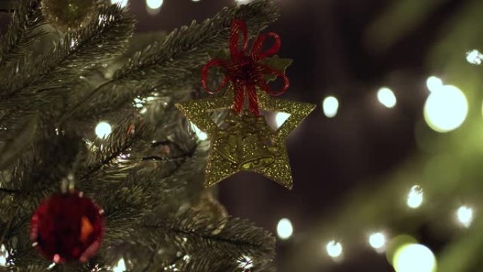 圣诞之夜，星环挂在枞树上，背景为bokeh灯