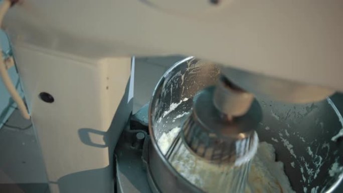 电子打击机的特写镜头，搅拌机制作甜可口的奶油。