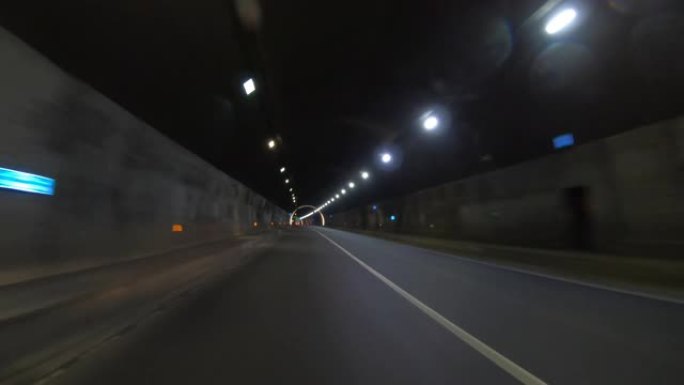 在隧道中驾驶汽车