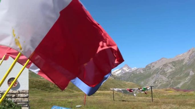 山上的洗衣房和旗帜。意大利奥斯塔夏季晾干的衣服，风中飘扬的旗帜和蓝天。