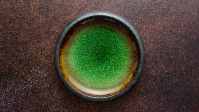 手工制作的棕色和绿色釉乡村陶碗