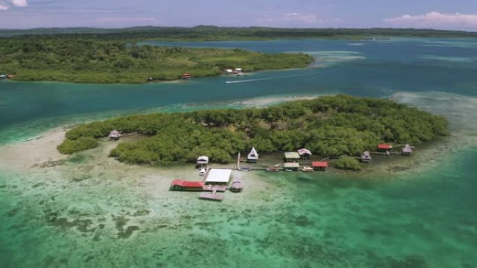 在4k无人机中拍摄的风景鸟瞰图，拍摄了巴拿马博卡斯德尔托罗红树林中的岛屿，这是美丽的绿松石水