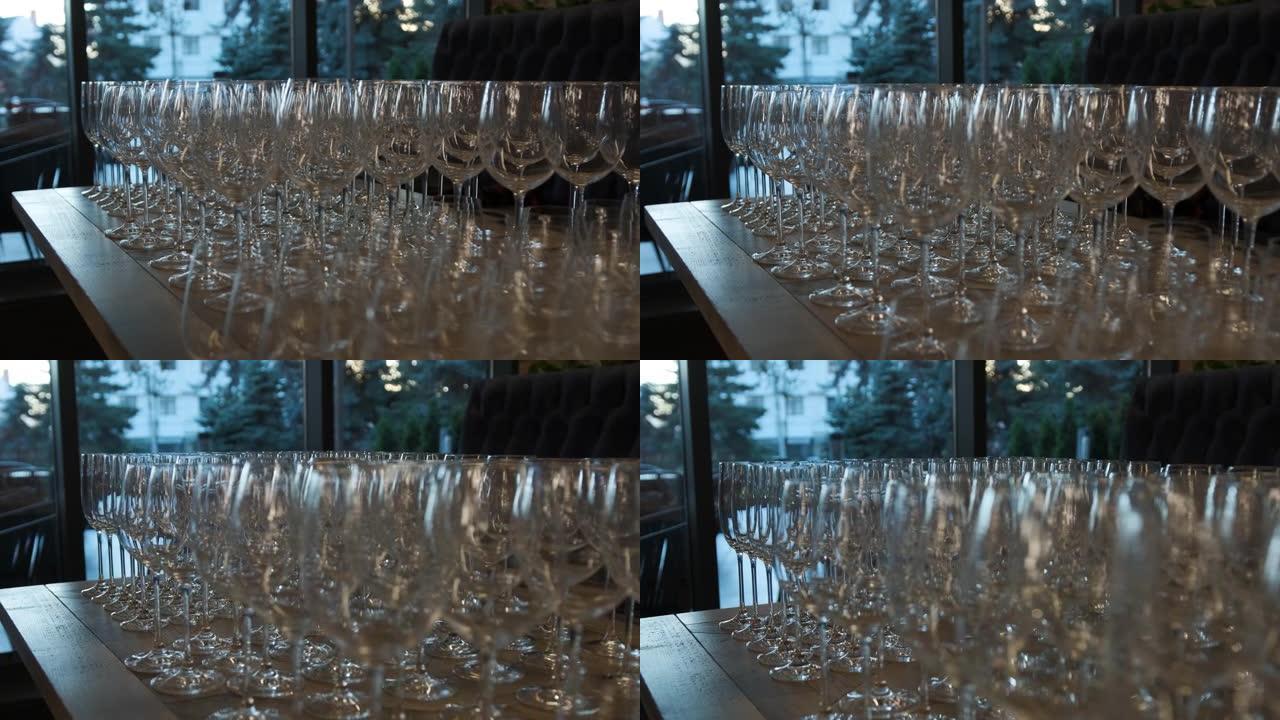 桌子上一排排空玻璃杯
