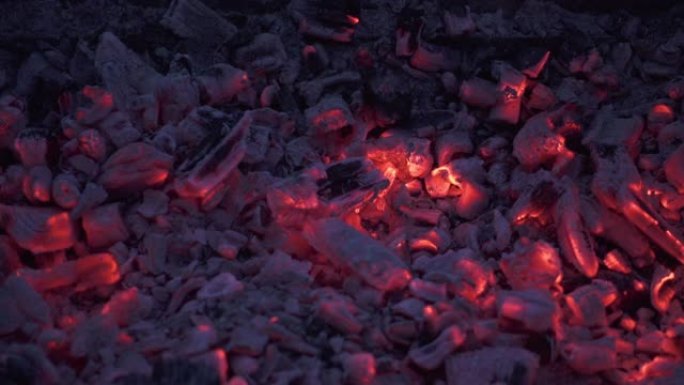 炽热的木炭会释放出强烈的热量。木炭燃烧温度高。