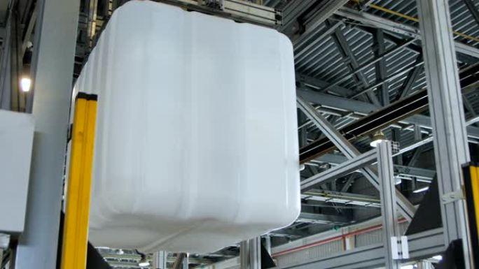 吊车运输的塑料立方集装箱