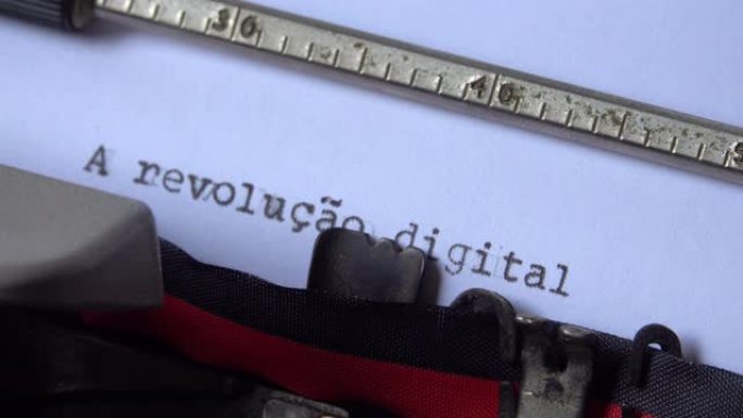 “数字革命出错了”，写在打字机上的句子
