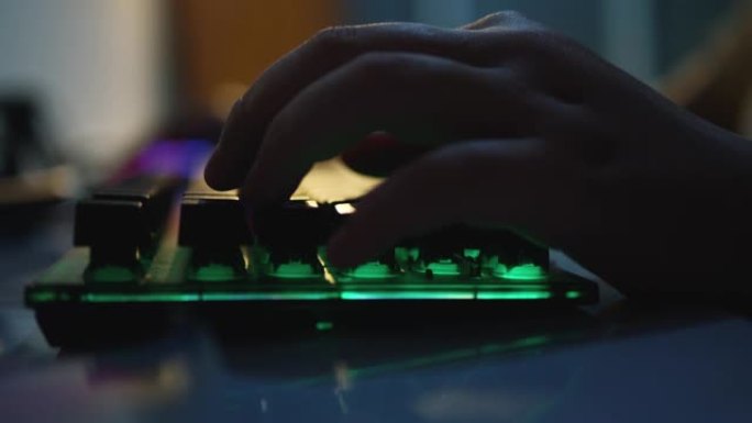 手用键盘电脑在家玩网络游戏。