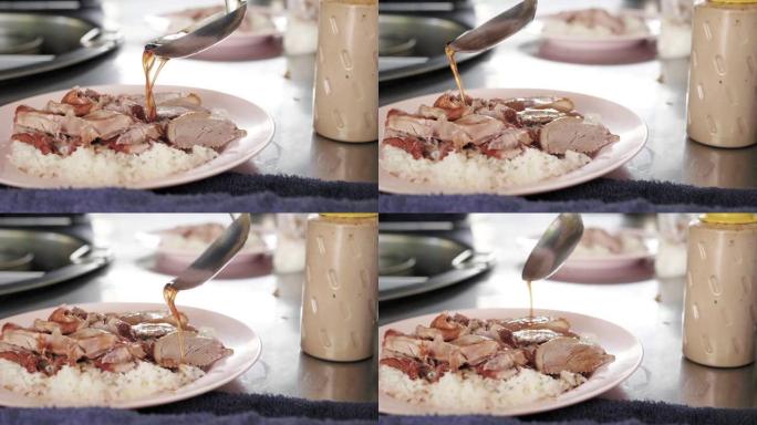 慢动作厨师在一盘快餐鸭肉米饭上舀汤