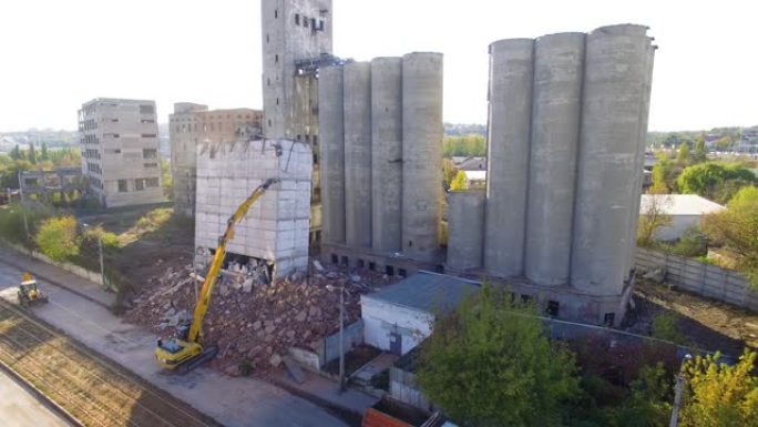 挖掘机推混凝土电梯大楼破坏