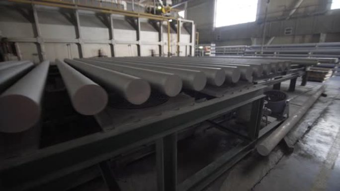 现代工厂自动铝挤压生产线。生产复杂的轻质挤压铝金属型材，通常用作建筑和制造中的材料