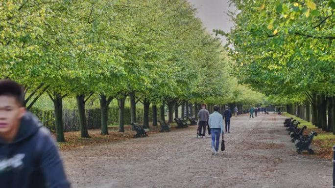 在伦敦摄政公园的宽阔步道上的时间流逝