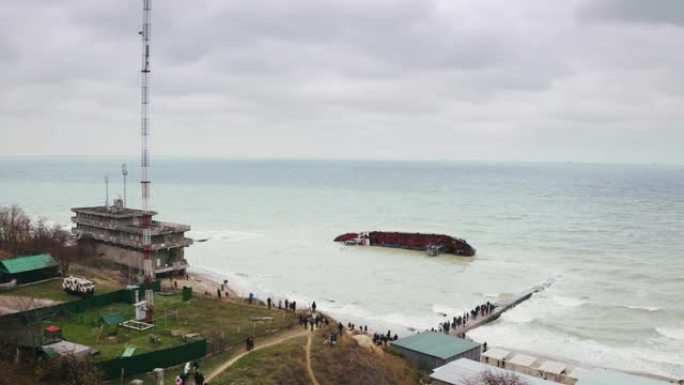在敖德萨黑海海岸失事的沉没货船油轮的空中俯视图