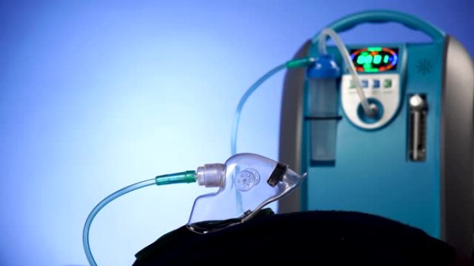 医疗器械个人蓝白便携式氧气瓶为呼吸障碍患者放气体，放氧气面罩复印空间