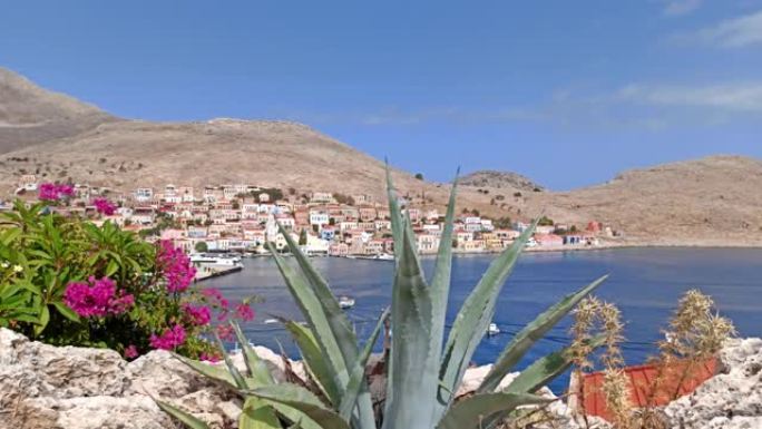 爱琴海的哈尔基 (Chalki) 岛，仙人掌植物与美丽的城市相生，白色房屋建在蓝海边缘的乡村山上