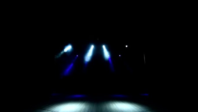明亮的舞台灯。多色音乐会灯光的镜头。