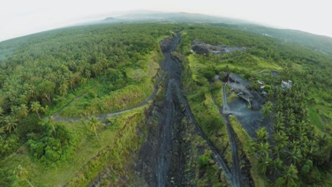 火山灰流出河流的航拍。黎牙实比市。马永火山。菲律宾