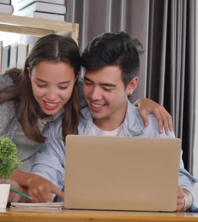 夫妇在客厅使用笔记本电脑和电脑在电晕病毒失业后在网上找工作