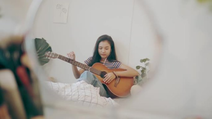 年轻的艺术家吉他手和她快乐的时刻为民间音乐-股票视频