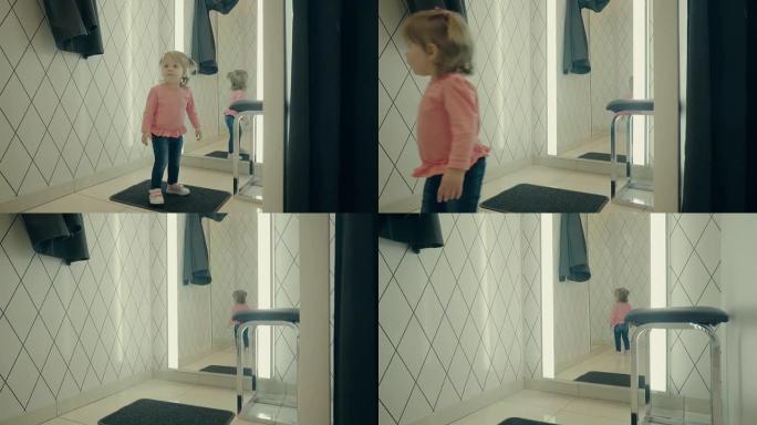 小女孩走进房间在商店里试穿衣服，然后照镜子