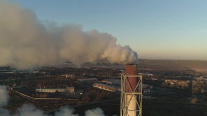 冶金生产烟雾从工厂管道排放。