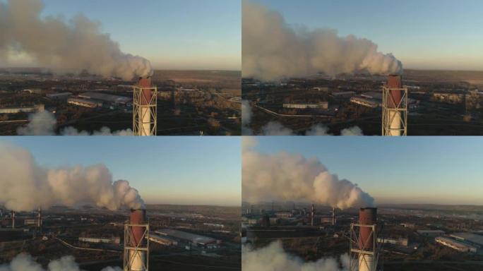 冶金生产烟雾从工厂管道排放。