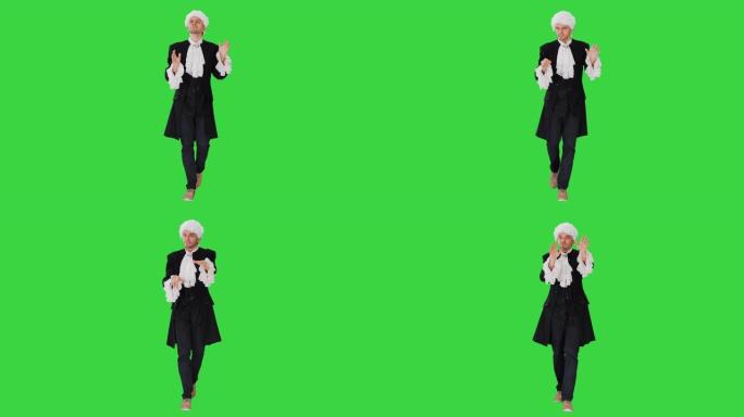 男人穿着像莫扎特一样在绿色屏幕上行走时指挥，色度键