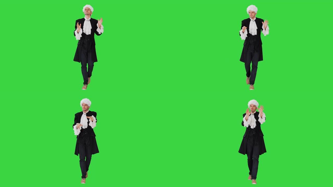 男人穿着像莫扎特一样在绿色屏幕上行走时指挥，色度键