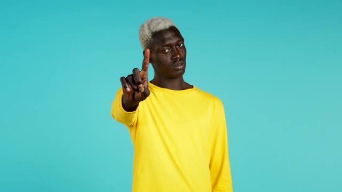穿着黄色衣服的非洲男子不赞成，没有手指符号，做出否定手势。否认，拒绝，不同意，蓝色背景上的盖伊肖像。