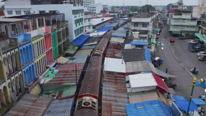 Rom Hoop市场的鸟瞰图。泰国铁路，当地火车穿过泰国萨姆特宋克拉姆省的Mae Klong市场。旅