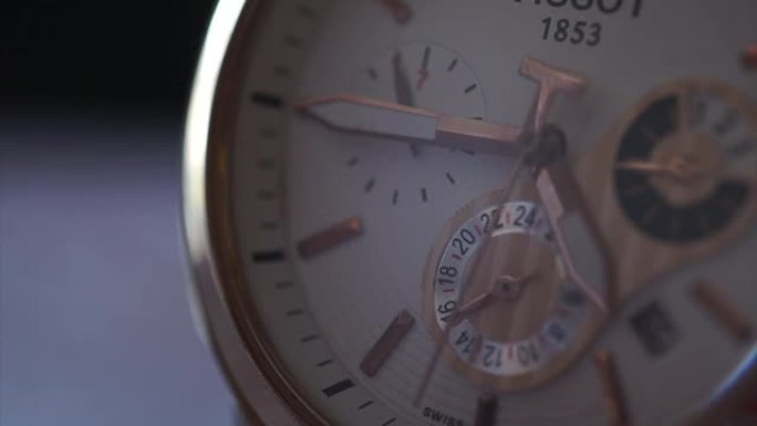 特写豪华手表，美丽的手表齿轮旋转并保持时间。